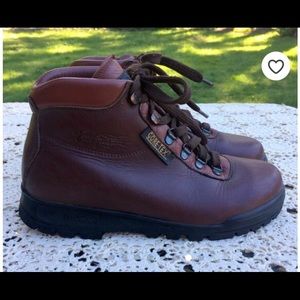 GORE-TEX HIKING SHOES